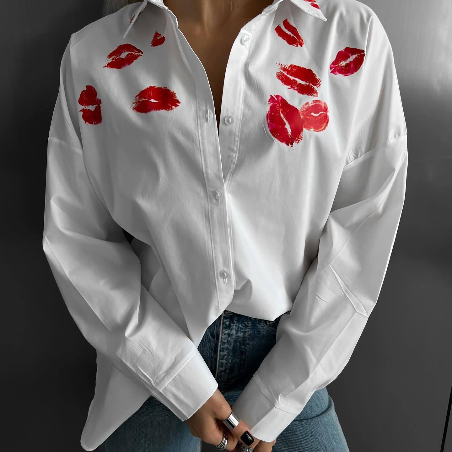 Damenmodisches weißes Shirt mit rotem Lippenaufdruck