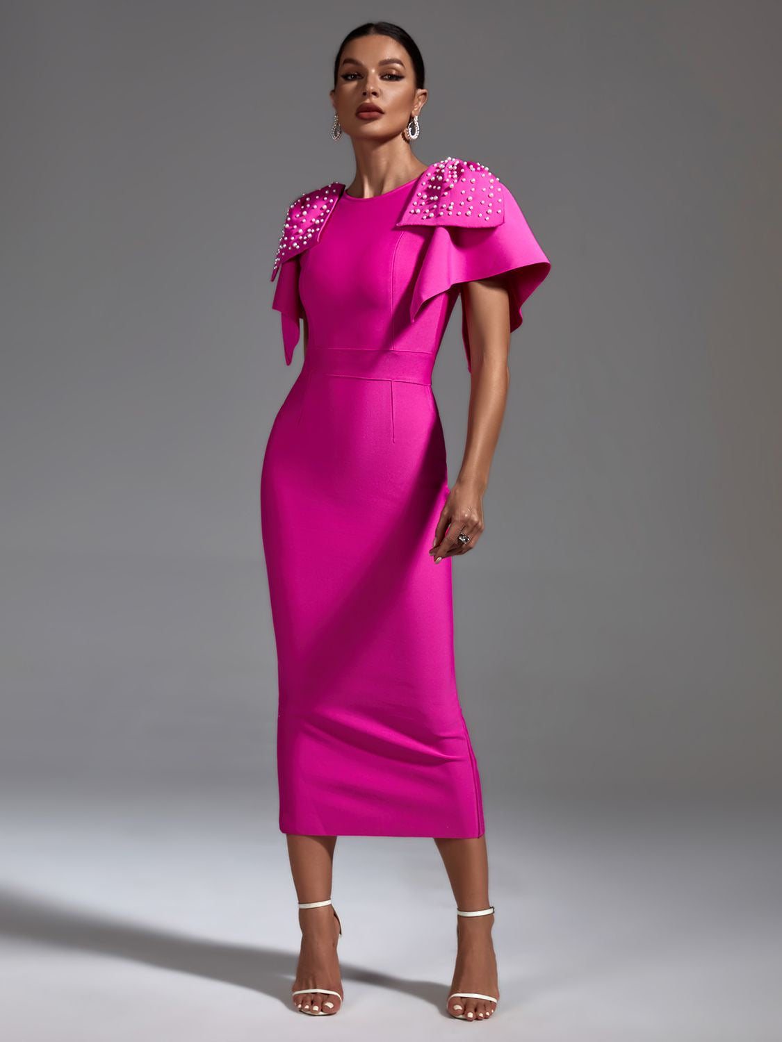 Handgemachtes Strickkleid mit unregelmäßigem Saum und Perlenverzierung