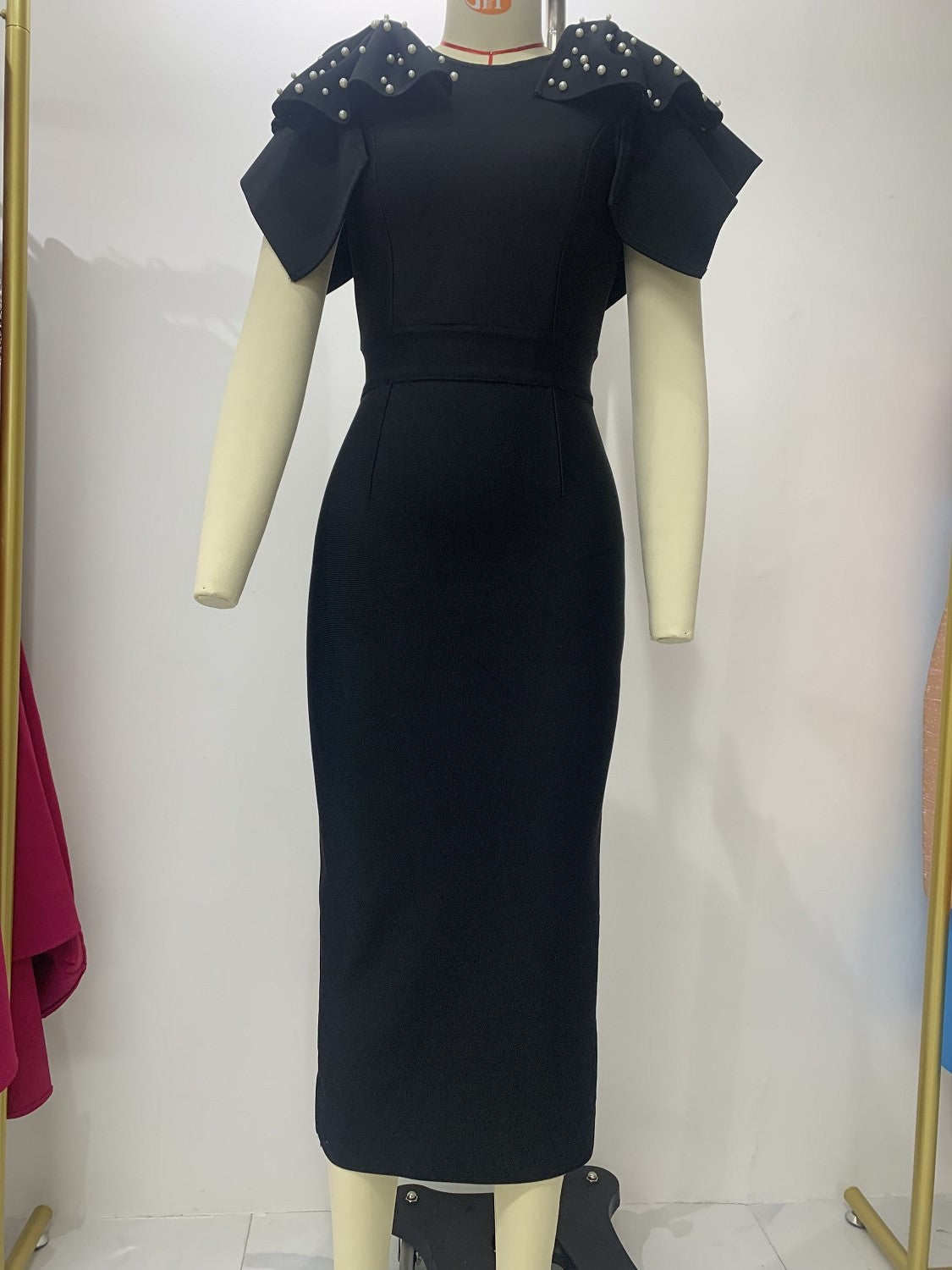 Handgemachtes Strickkleid mit unregelmäßigem Saum und Perlenverzierung
