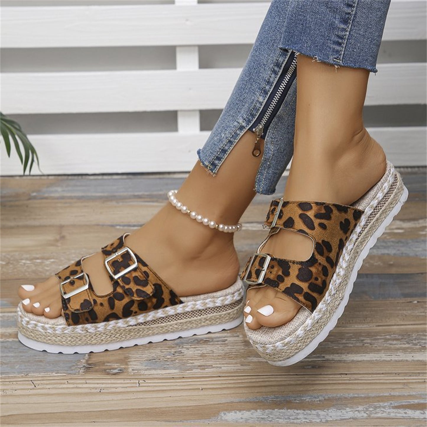 Sommer-Sandalen mit Doppel-Schnalle und Leopardenmuster