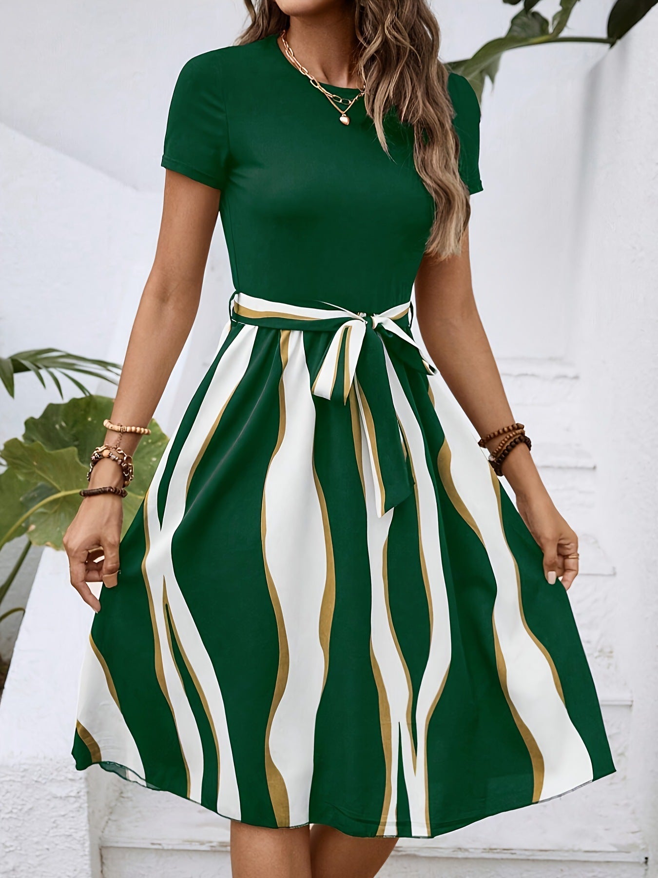 Modisches Business-Casual-Kleid mit mehrfarbigem Print