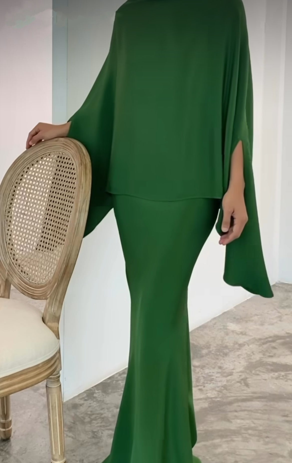 Damenkleid mit Perlen und Perlmutt