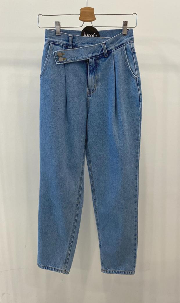 Retro Jeans mit hoher Taille und unregelmäßiger Schnalle
