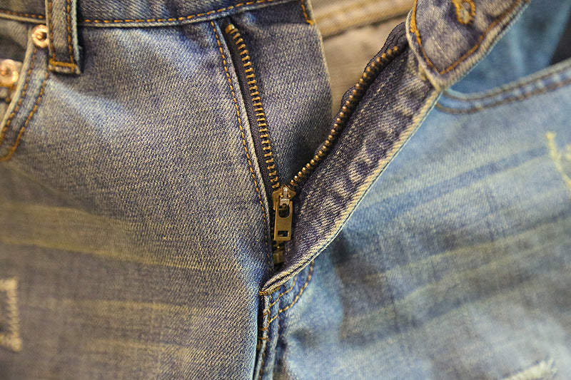 Hosen mit abgeschnittenen Hosenbeinen und Rissen