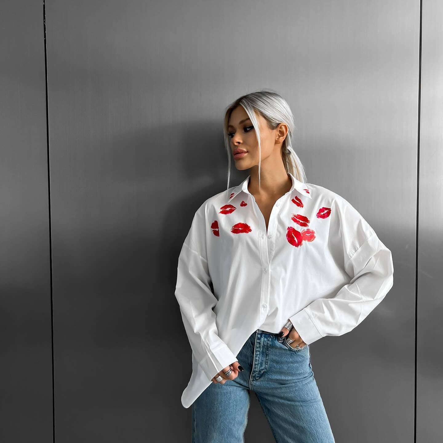 Damenmodisches weißes Shirt mit rotem Lippenaufdruck