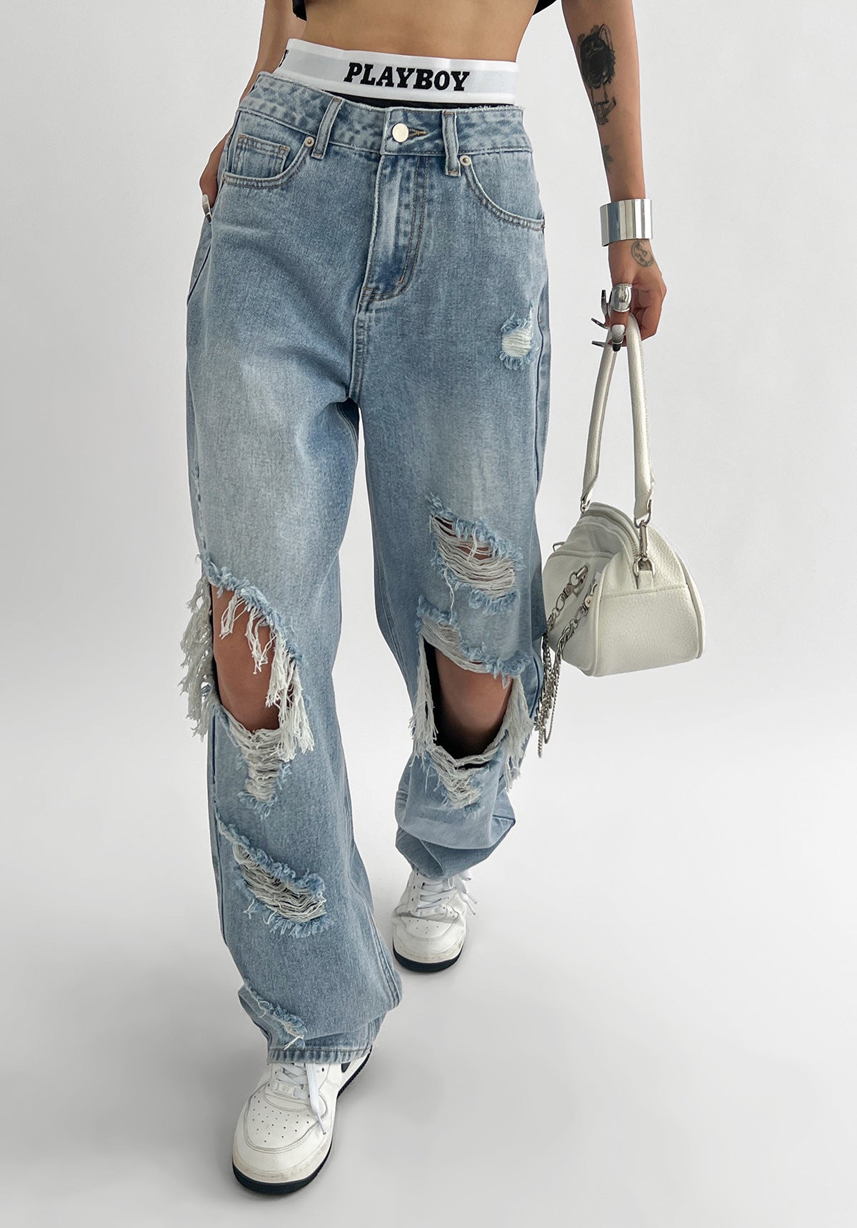 Hellblaue Damenjeans mit zerrissenen