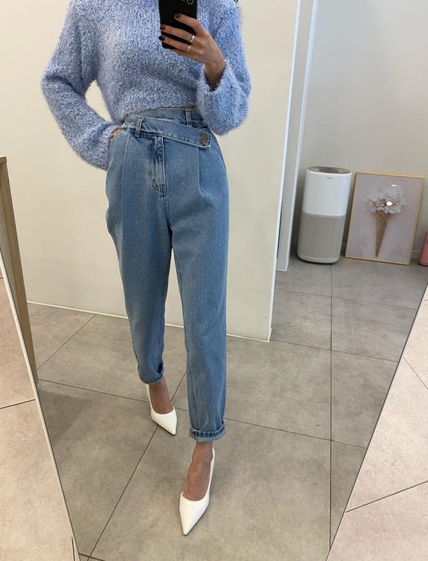 Retro Jeans mit hoher Taille und unregelmäßiger Schnalle