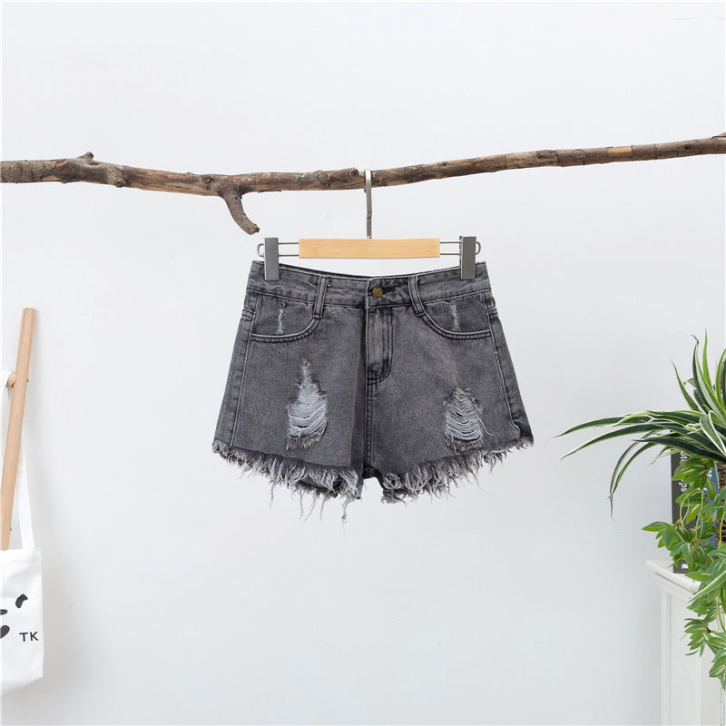 Locker sitzende Damenmode: Jeans-Shorts mit breiter Taille