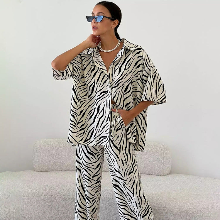 Satin-Zebra-gestreifter Anzug