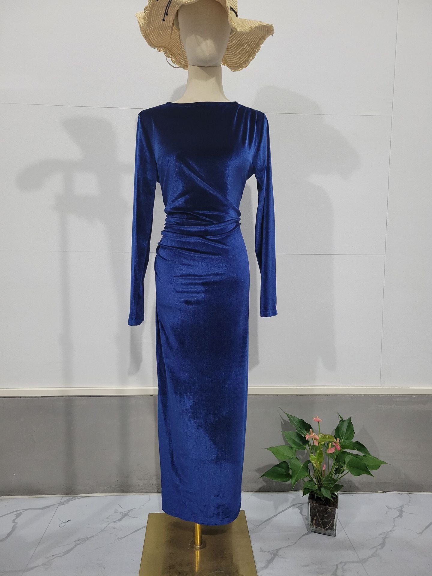 Samtiges Taille-enges Damenkleid
