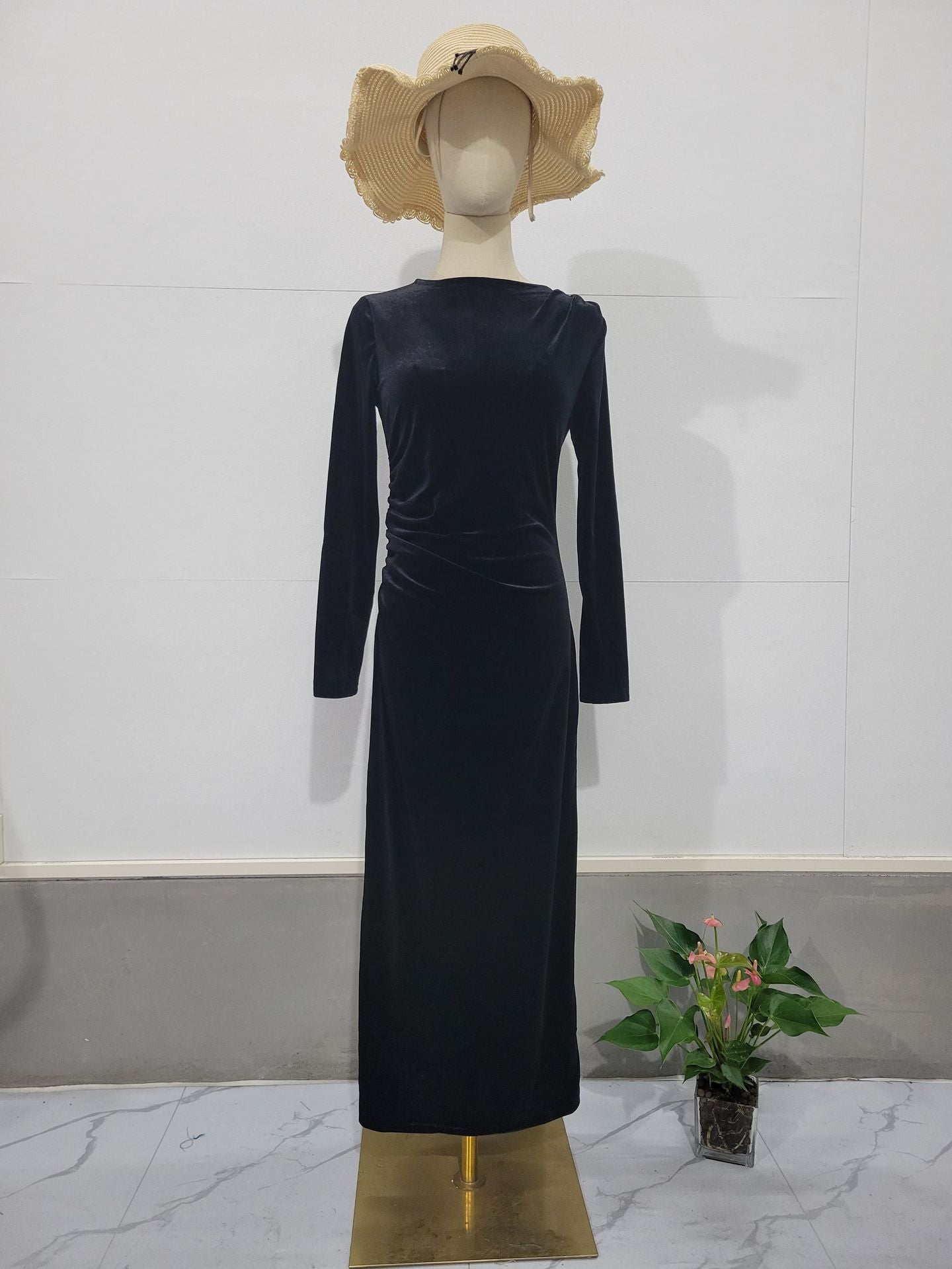 Samtiges Taille-enges Damenkleid