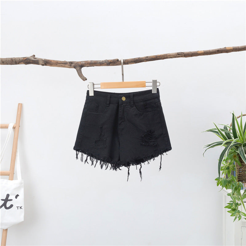 Locker sitzende Damenmode: Jeans-Shorts mit breiter Taille