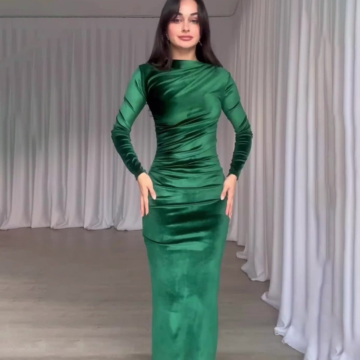 Samtiges Taille-enges Damenkleid
