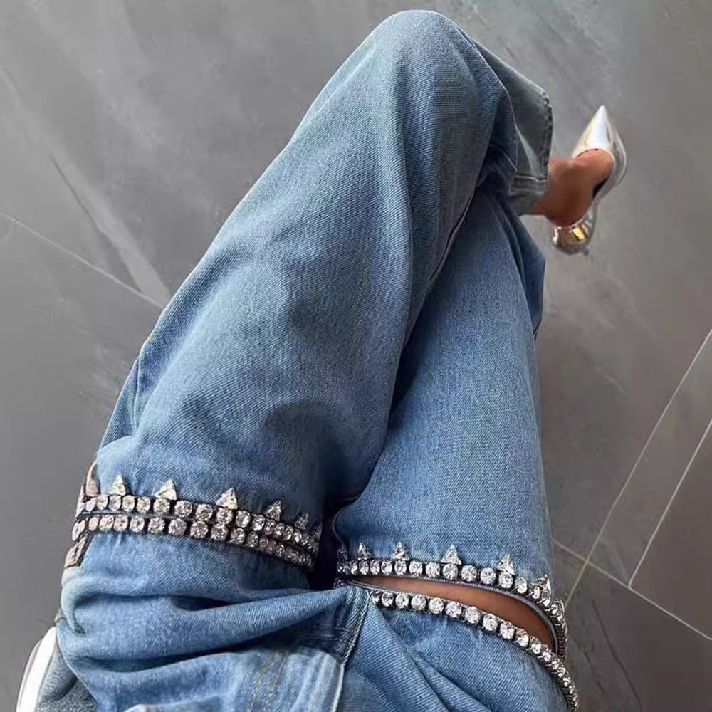 Hellblaue Damenjeans mit Löchern, gerader Schnitt