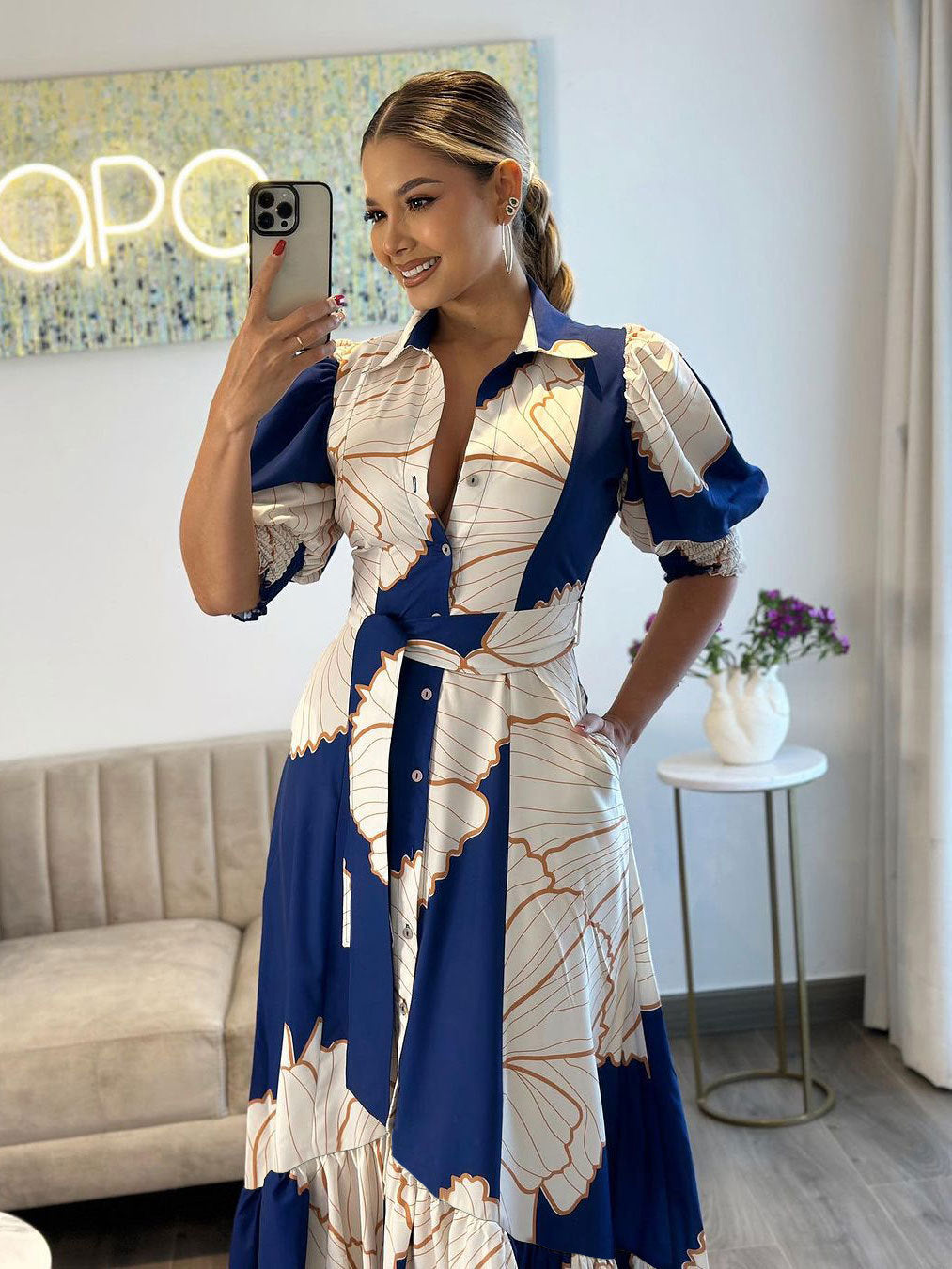 Hoch tailliertes Maxikleid mit unregelmäßigem Druck und Shirt-Cardigan-Stil
