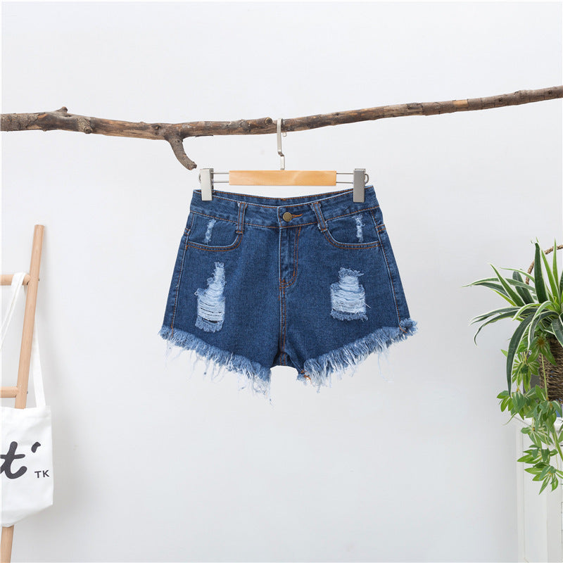 Locker sitzende Damenmode: Jeans-Shorts mit breiter Taille
