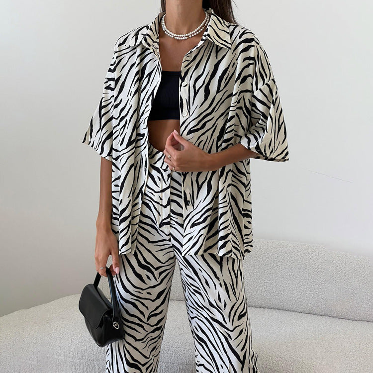 Satin-Zebra-gestreifter Anzug