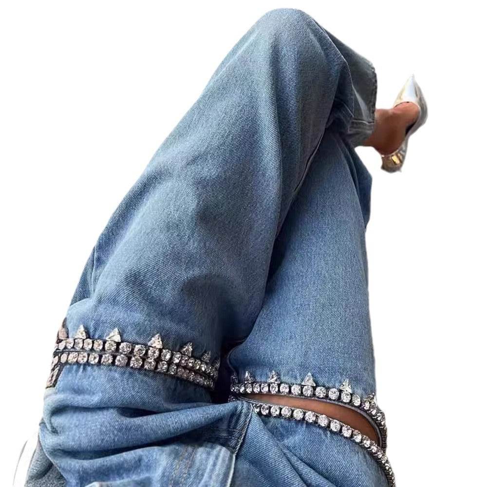 Hellblaue Damenjeans mit Löchern, gerader Schnitt