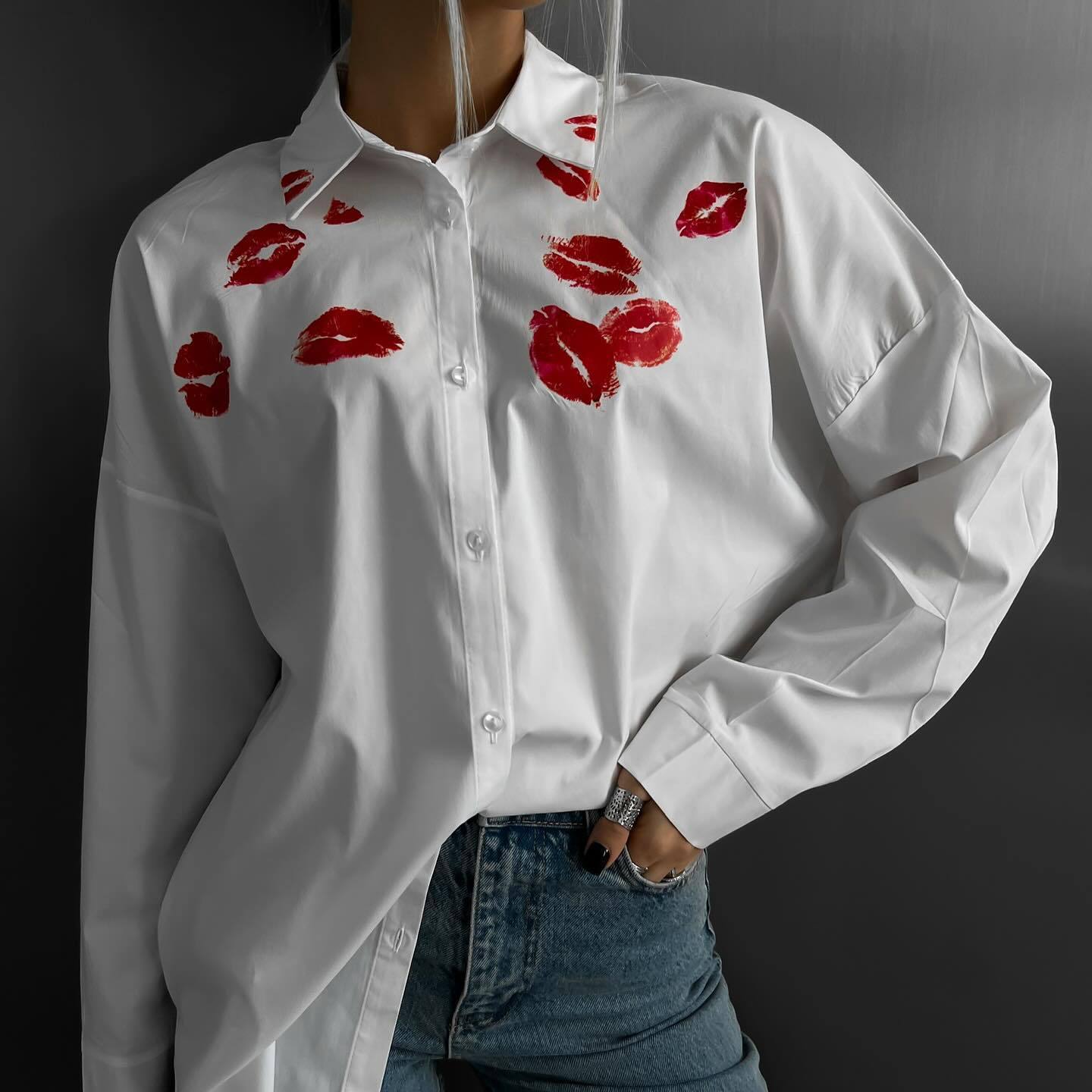 Damenmodisches weißes Shirt mit rotem Lippenaufdruck