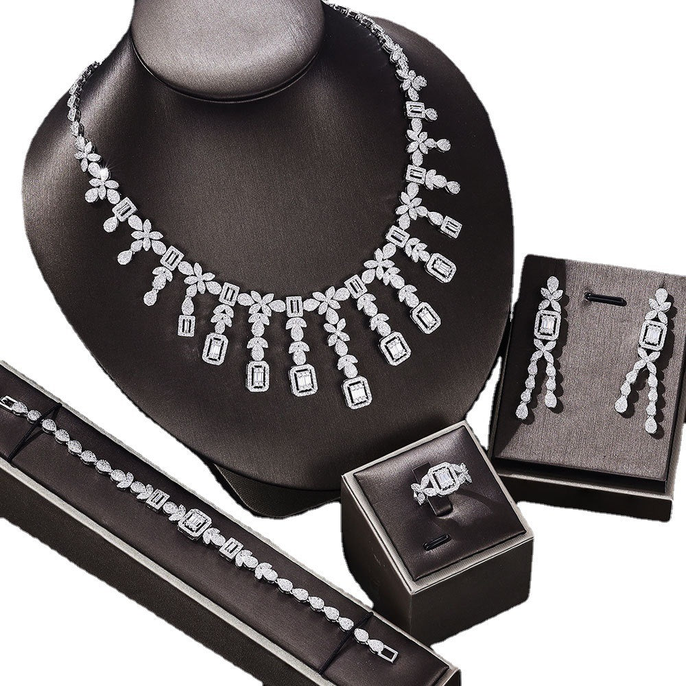 Vierer-Set Zirkon-Halskette, Ohrringe, Armband und Ring
