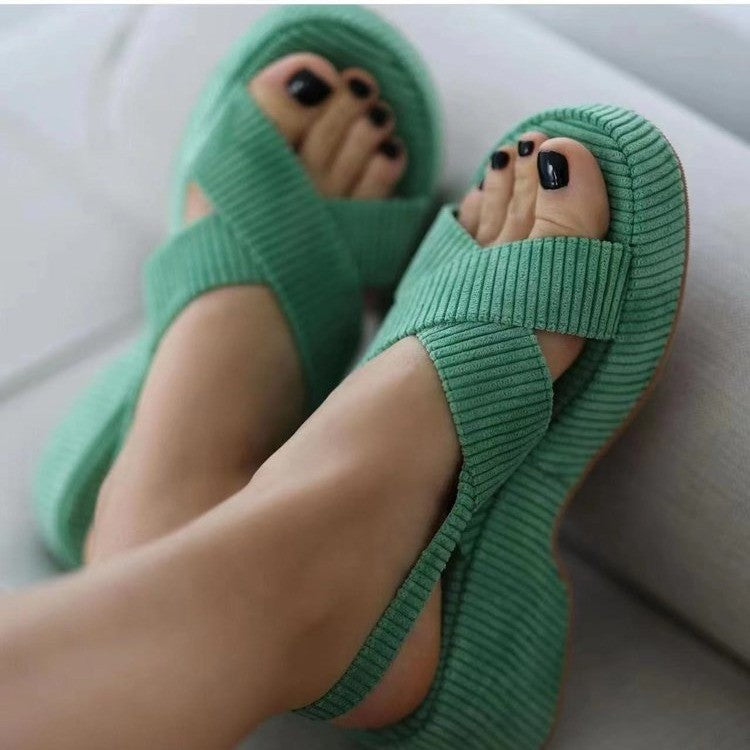 Bequeme Wildleder-Sandalen mit gekreuzten Riemen und offenen Zehen für lässige Modefrauen