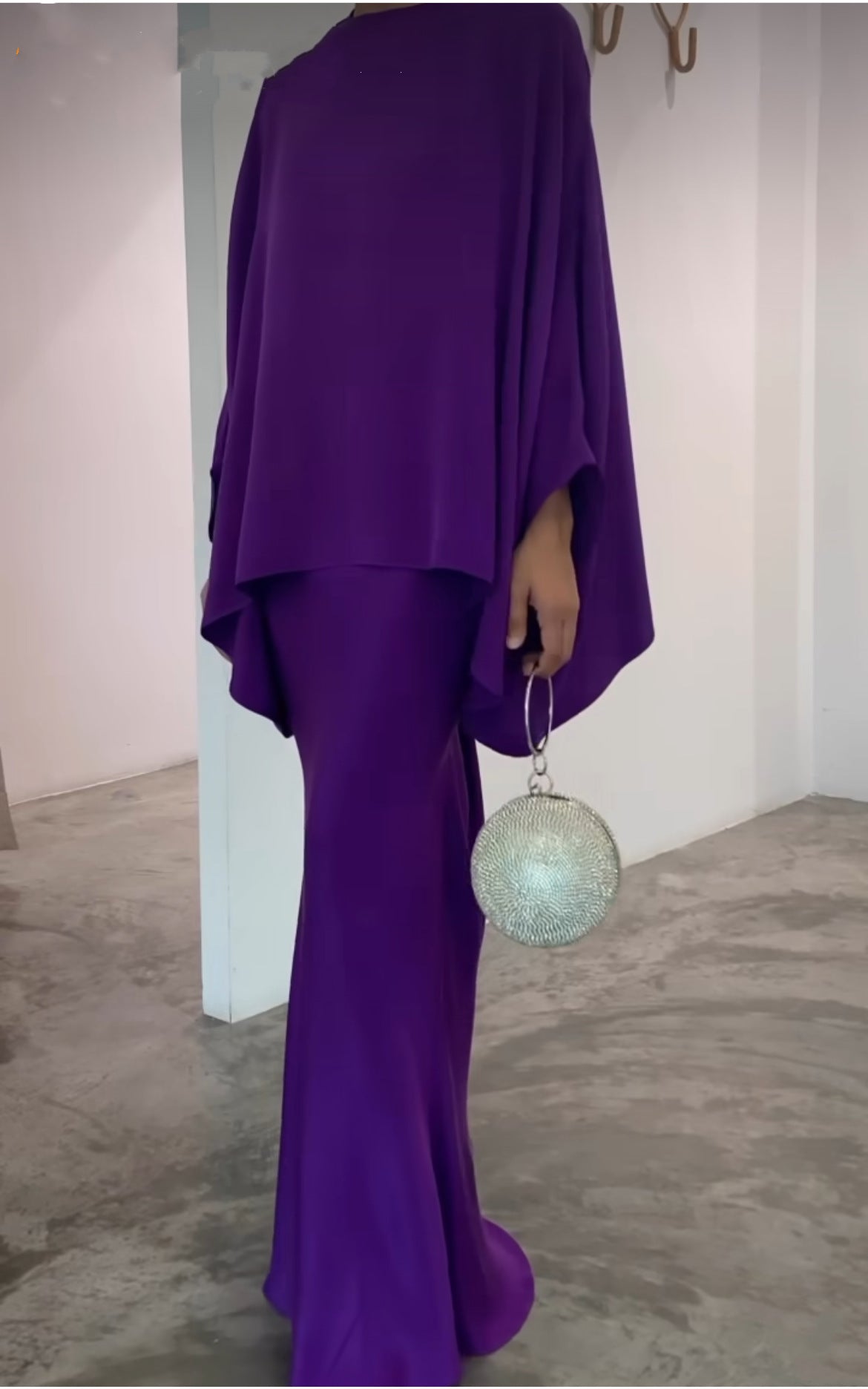 Damenkleid mit Perlen und Perlmutt