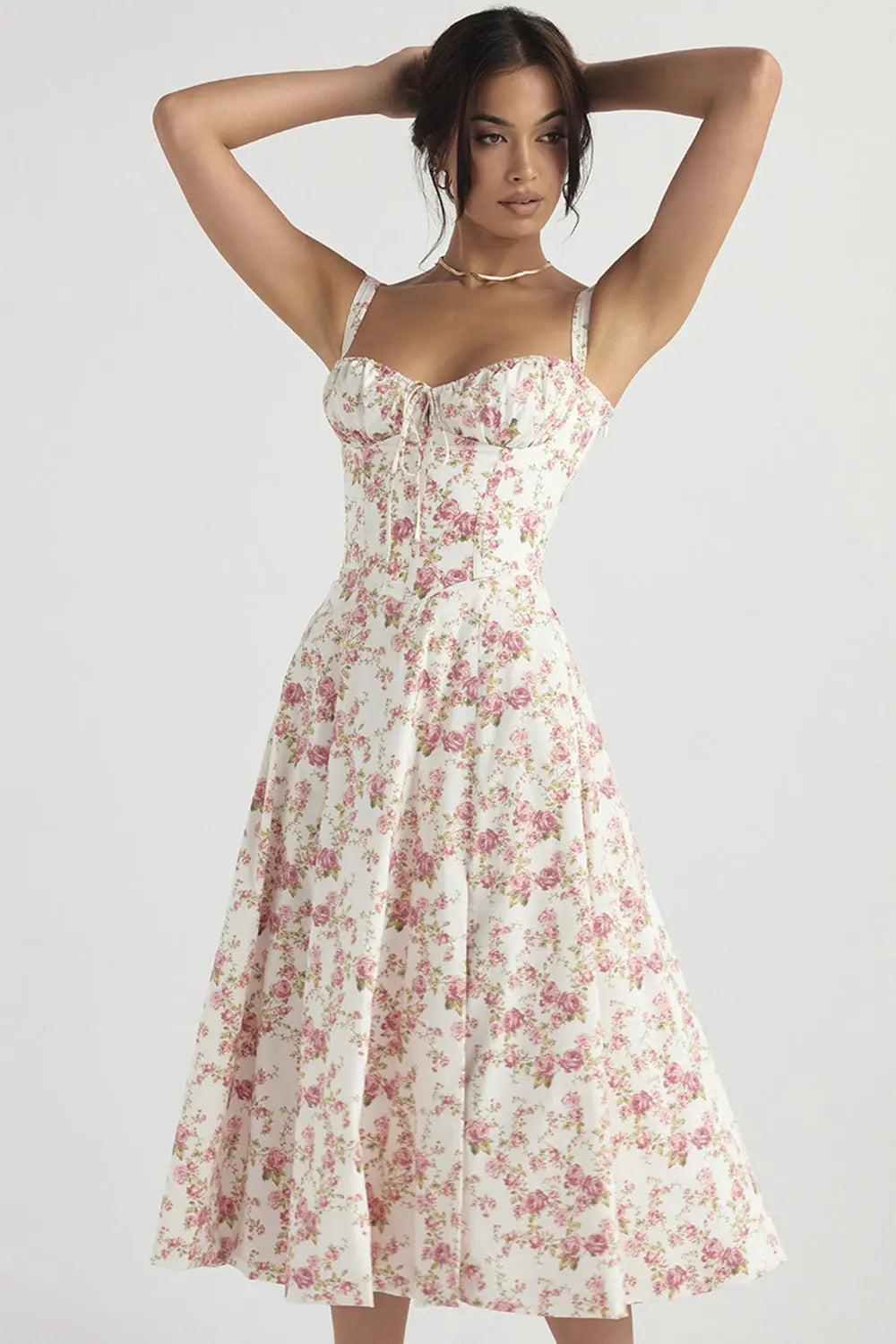 Elegant geschnittenes Trägerkleid für Damen mit französischem Flair und verführerischem Hüftschlitz"