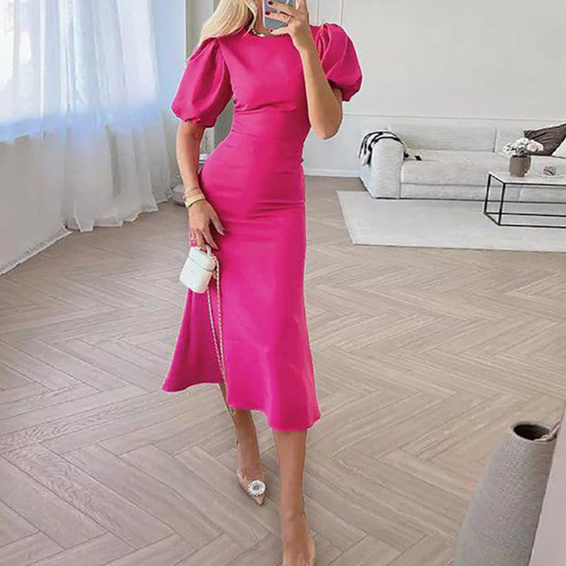 Langes Kleid mit Laternenärmeln und schmeichelnder Taille
