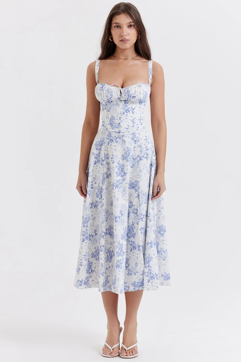 Elegant geschnittenes Trägerkleid für Damen mit französischem Flair und verführerischem Hüftschlitz"