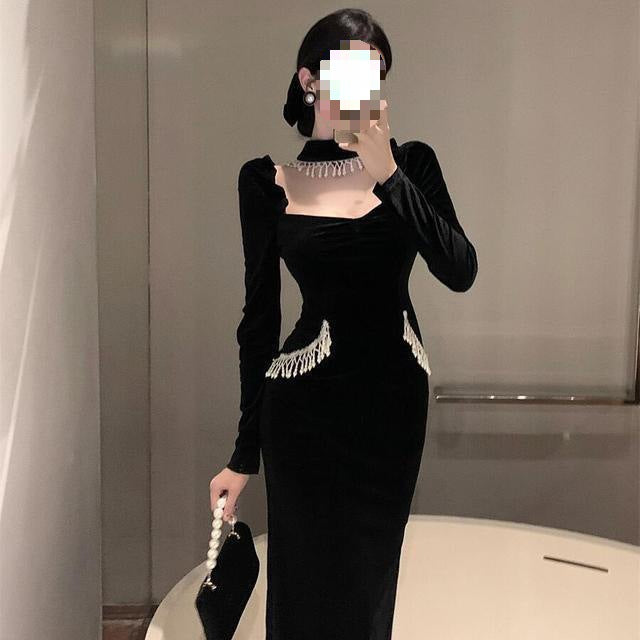 Schwarzes Samtkleid mit Puffärmeln, quadratischem Ausschnitt und Perlenverzierung