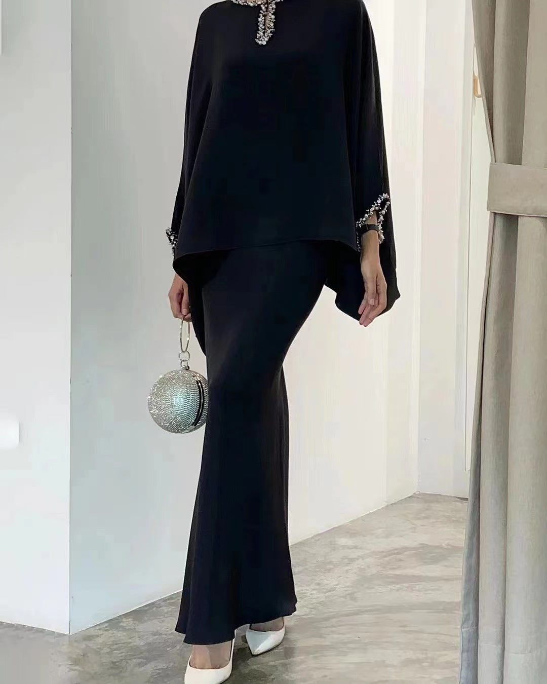 Damenkleid mit Perlen und Perlmutt
