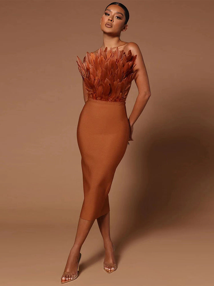 Elegantes Damenkleid mit Taillenbetonung und Federverzierung