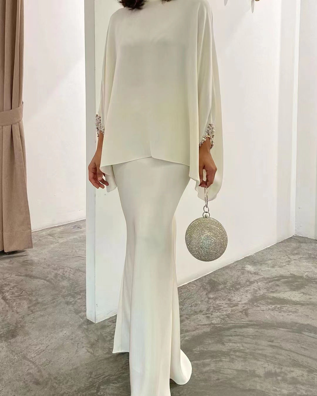 Damenkleid mit Perlen und Perlmutt