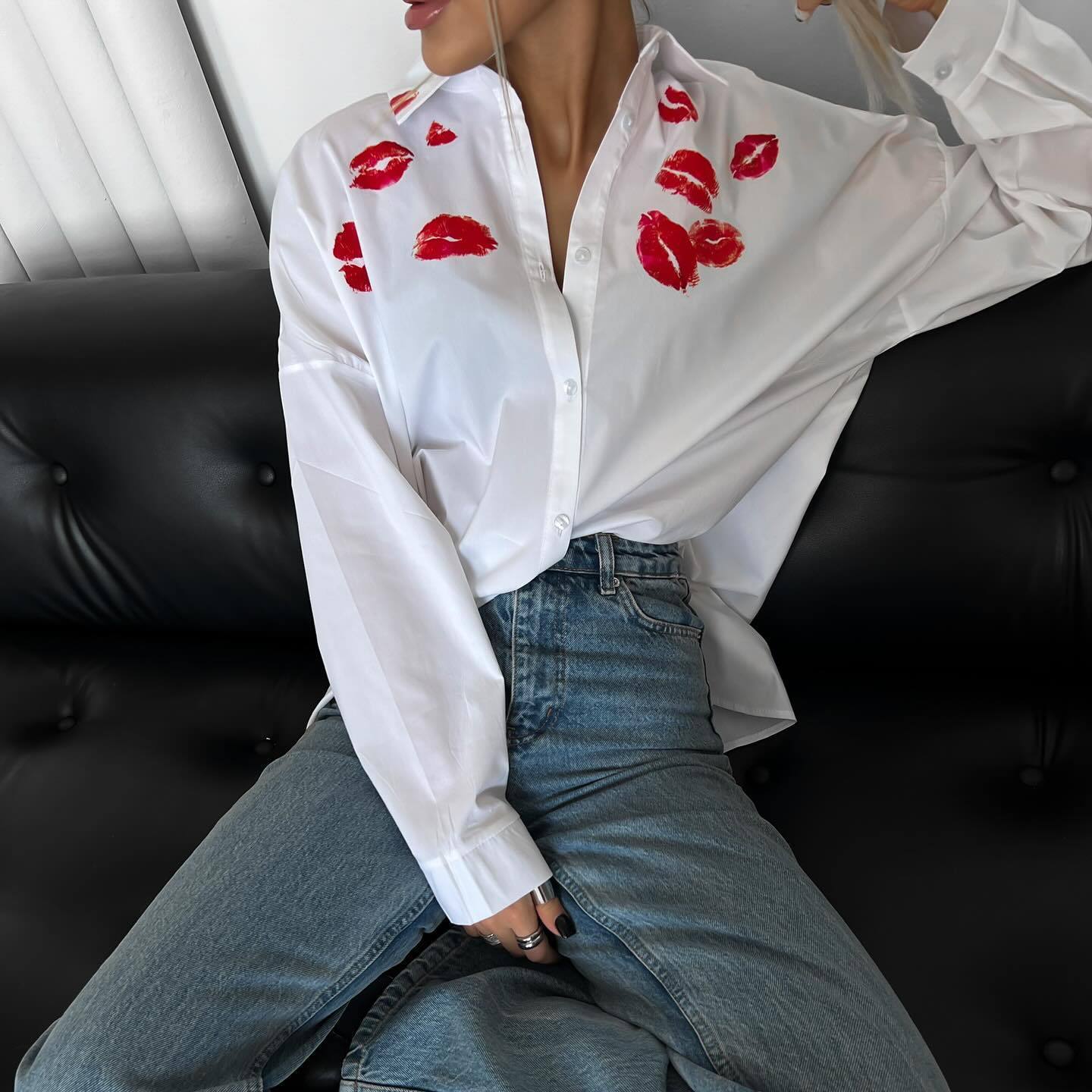 Damenmodisches weißes Shirt mit rotem Lippenaufdruck