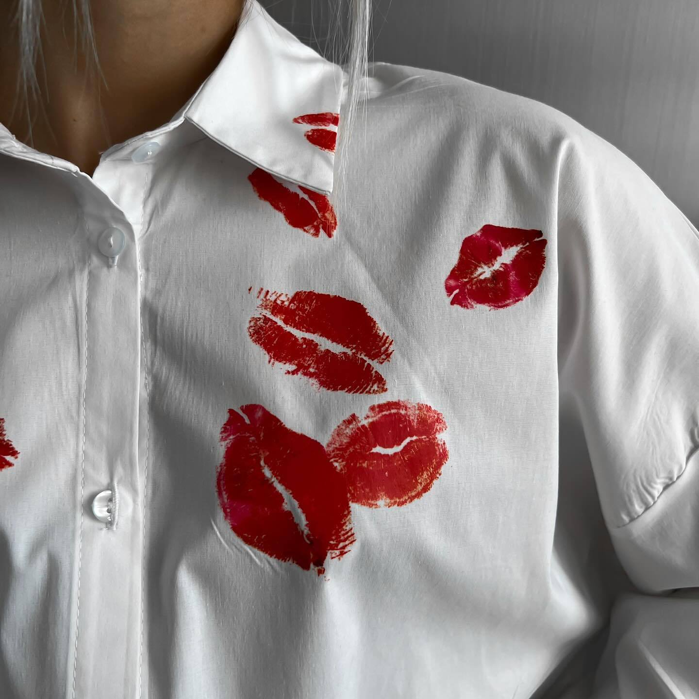 Damenmodisches weißes Shirt mit rotem Lippenaufdruck