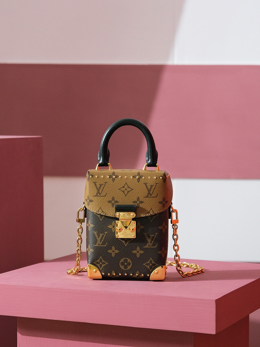 Entdecken Sie modische und schicke Taschen, die jedes Outfit erheben. Finden Sie das perfekte Zubehör, um Ihren Look zu ergänzen.