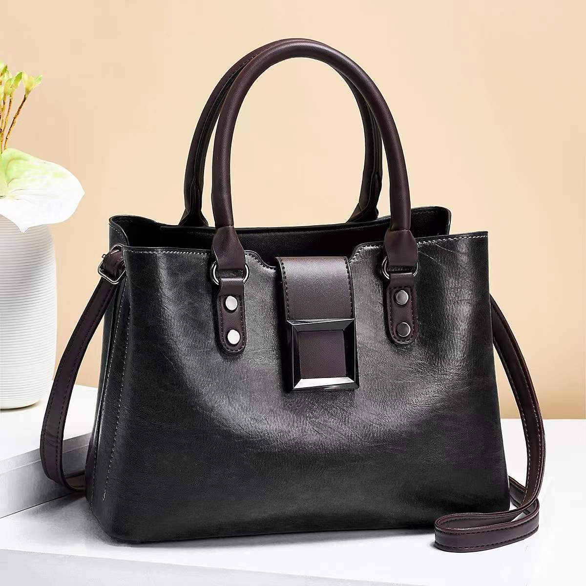 Damen Schultertasche mit großer Schnalle