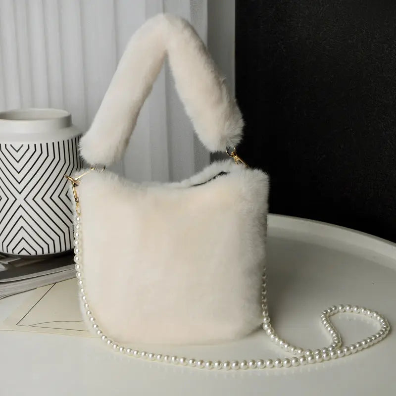 Karierte Plüsch-Eimer-Tasche mit Perlketten-Design