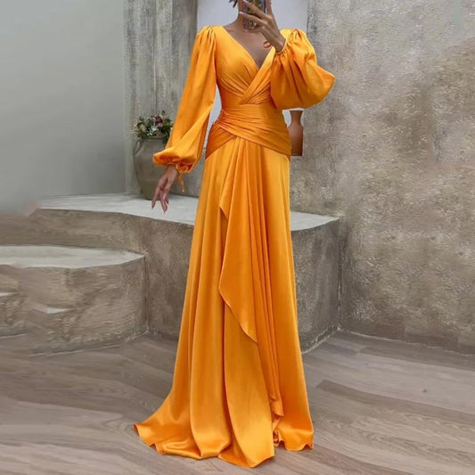 Elegantes Plisseekleid mit taillierter Passform und langen Ärmeln