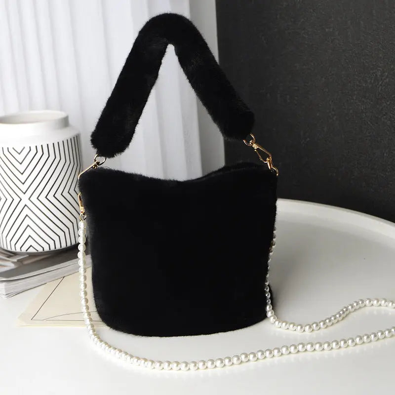 Karierte Plüsch-Eimer-Tasche mit Perlketten-Design