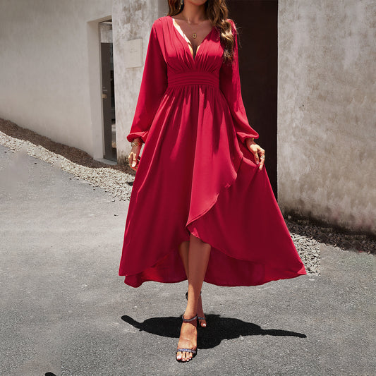 Elegantes Taillenenges Kleid mit Ausgestelltem Saum