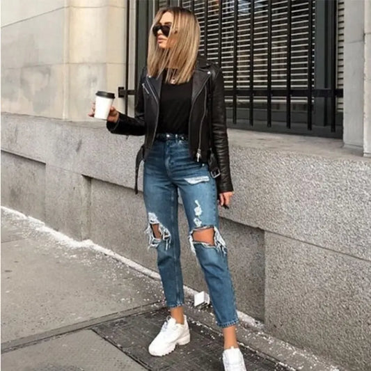 Damenjeans mit zerrissenen löchern