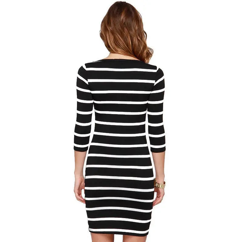 Neues gestreiftes Kleid mit kurzem Rock
