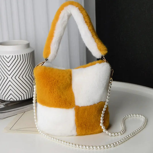 Karierte Plüsch-Eimer-Tasche mit Perlketten-Design