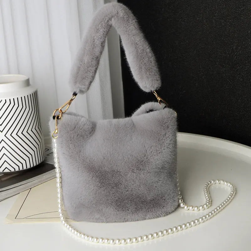 Karierte Plüsch-Eimer-Tasche mit Perlketten-Design