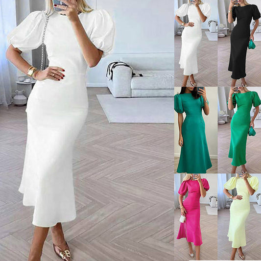 Langes Kleid mit Laternenärmeln und schmeichelnder Taille
