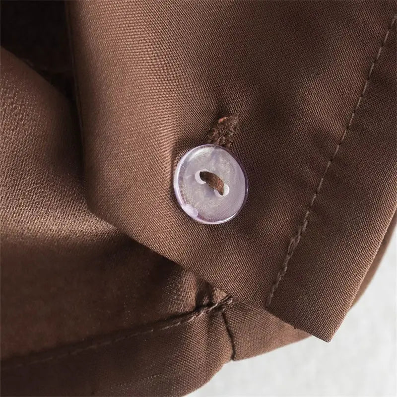 Kurze Seiden-Satin-Bluse mit Federbesatz am Saum