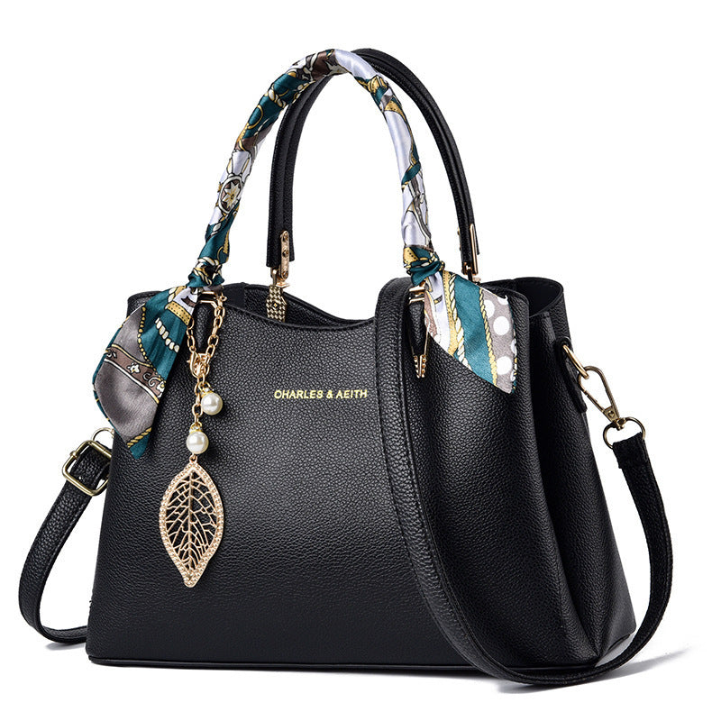 Damen-Schultertasche mit Blattanhänger und modischem Seidenschal