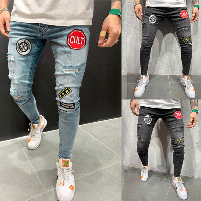 Zerrissene bestickte Jeans