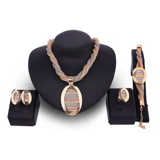 Vier-teiliges Set Halskette, Ohrringe und Armbänder